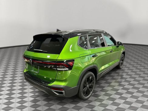 New 2026 Volkswagen Taos SE image 3