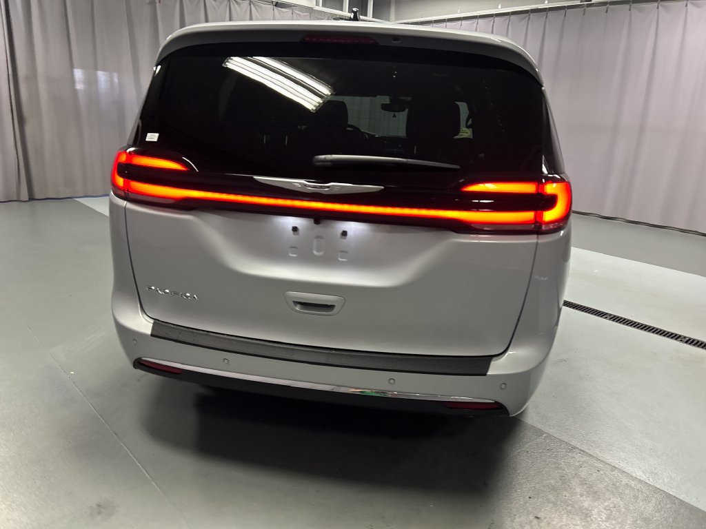 Used 2026 Chrysler Pacifica Select FWD image 6