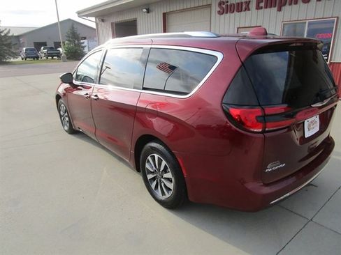 Used 2021 Chrysler Pacifica Touring-L image 15