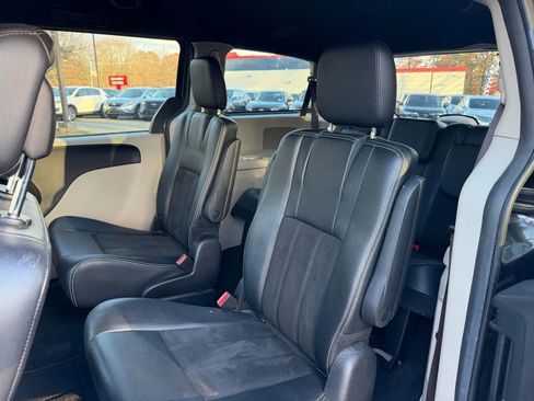 Used 2019 Dodge Grand Caravan SXT image 12