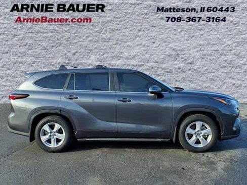Used 2024 Toyota Highlander LE AWD/4WD image 4