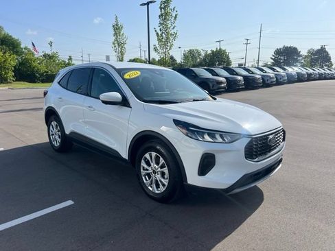 Used 2023 Ford Escape Active w/ Tech Pack #2 AWD/4WD image 3