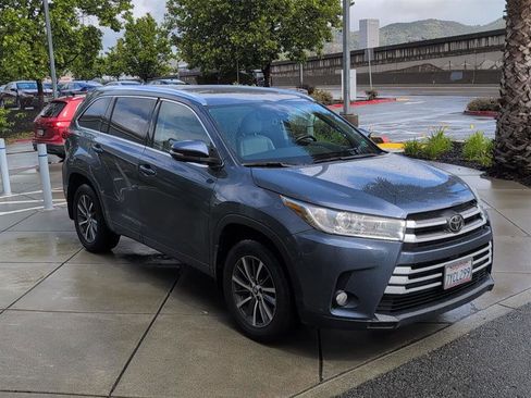 Used 2017 Toyota Highlander XLE image 4