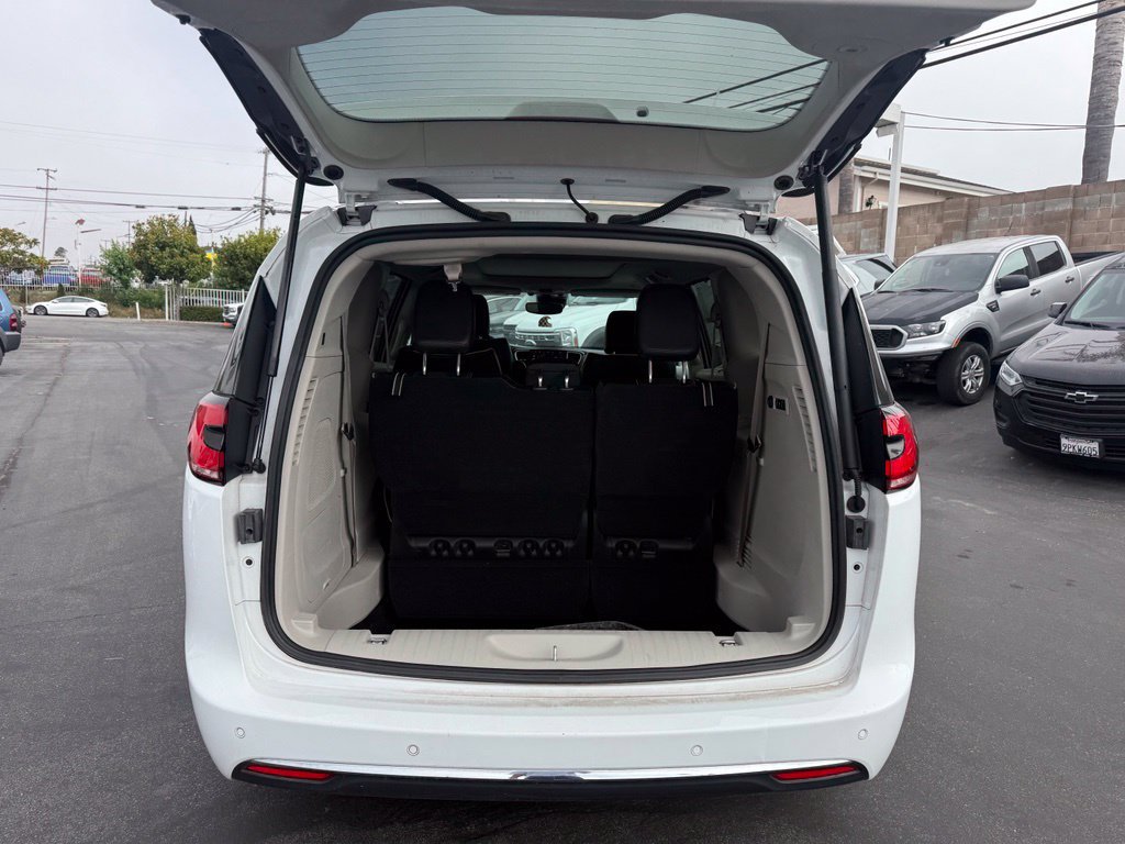Used 2022 Chrysler Pacifica Limited FWD image 8