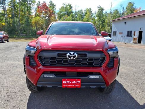 Used 2024 Toyota Tacoma TRD Off-Road image 9