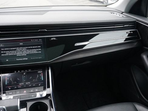 Used 2023 Audi Q8 Premium image 33