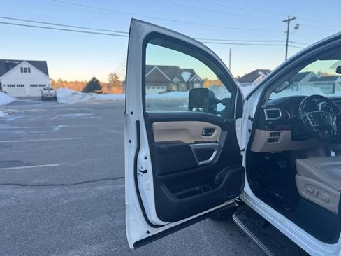 Used 2016 Nissan Titan SL image 10