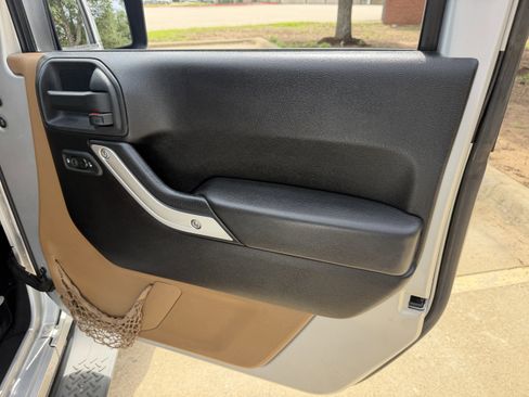 Used 2011 Jeep Wrangler Sahara w/ Connectivity Group AWD/4WD image 9