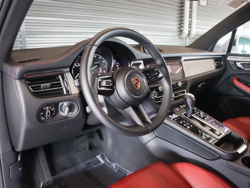 Used 2025 Porsche Macan S image 4