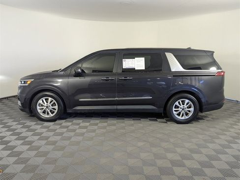Used 2022 Kia Carnival LX image 4
