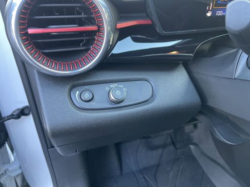 Certified 2025 Chevrolet Trax RS image 23