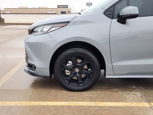 Used 2025 Toyota Sienna XLE Woodland Edition image 9