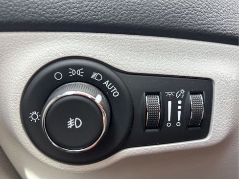 Certified 2018 Jeep Compass Latitude w/ Popular Equipment Group image 25