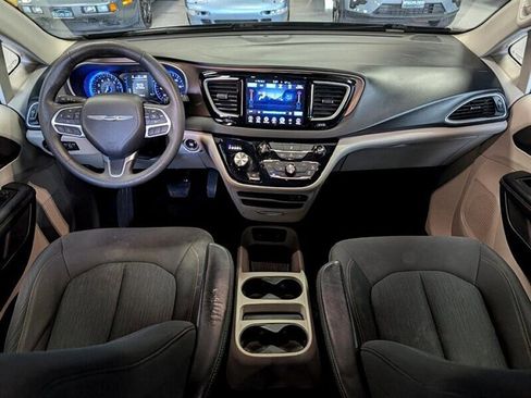 Used 2017 Chrysler Pacifica Touring w/ Tire & Wheel Group image 3