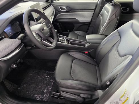 New 2026 Jeep Compass Latitude image 10