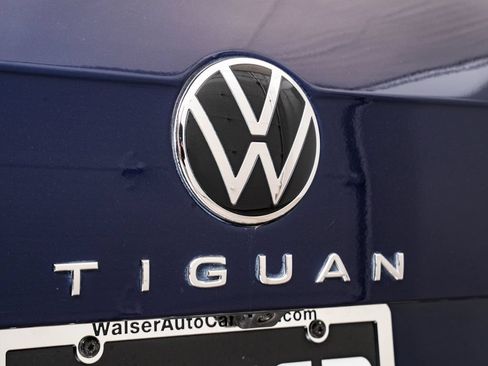 Used 2023 Volkswagen Tiguan SE w/ Panoramic Sunroof Package FWD image 17