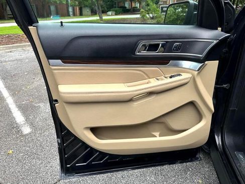 Used 2017 Ford Explorer Limited image 23