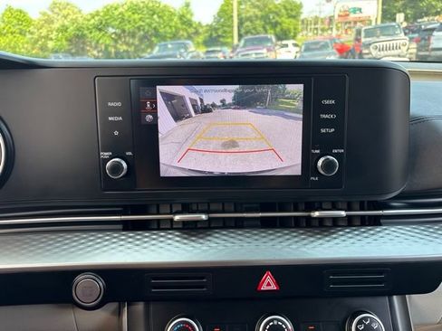 Used 2023 Kia Carnival LX FWD image 22