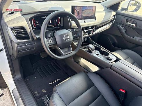Used 2025 Nissan Rogue SL w/ Tech Package AWD/4WD image 16