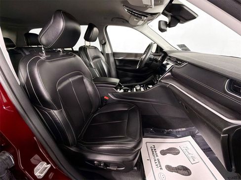 Used 2023 Jeep Grand Cherokee Limited image 25