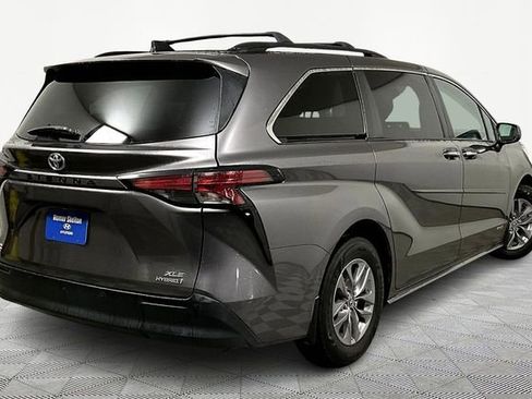 Used 2021 Toyota Sienna XLE image 12