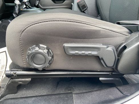 Used 2023 Jeep Gladiator Sport image 14