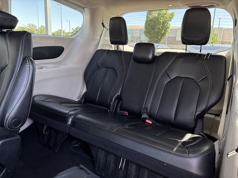 Used 2023 Chrysler Pacifica Touring-L FWD image 32