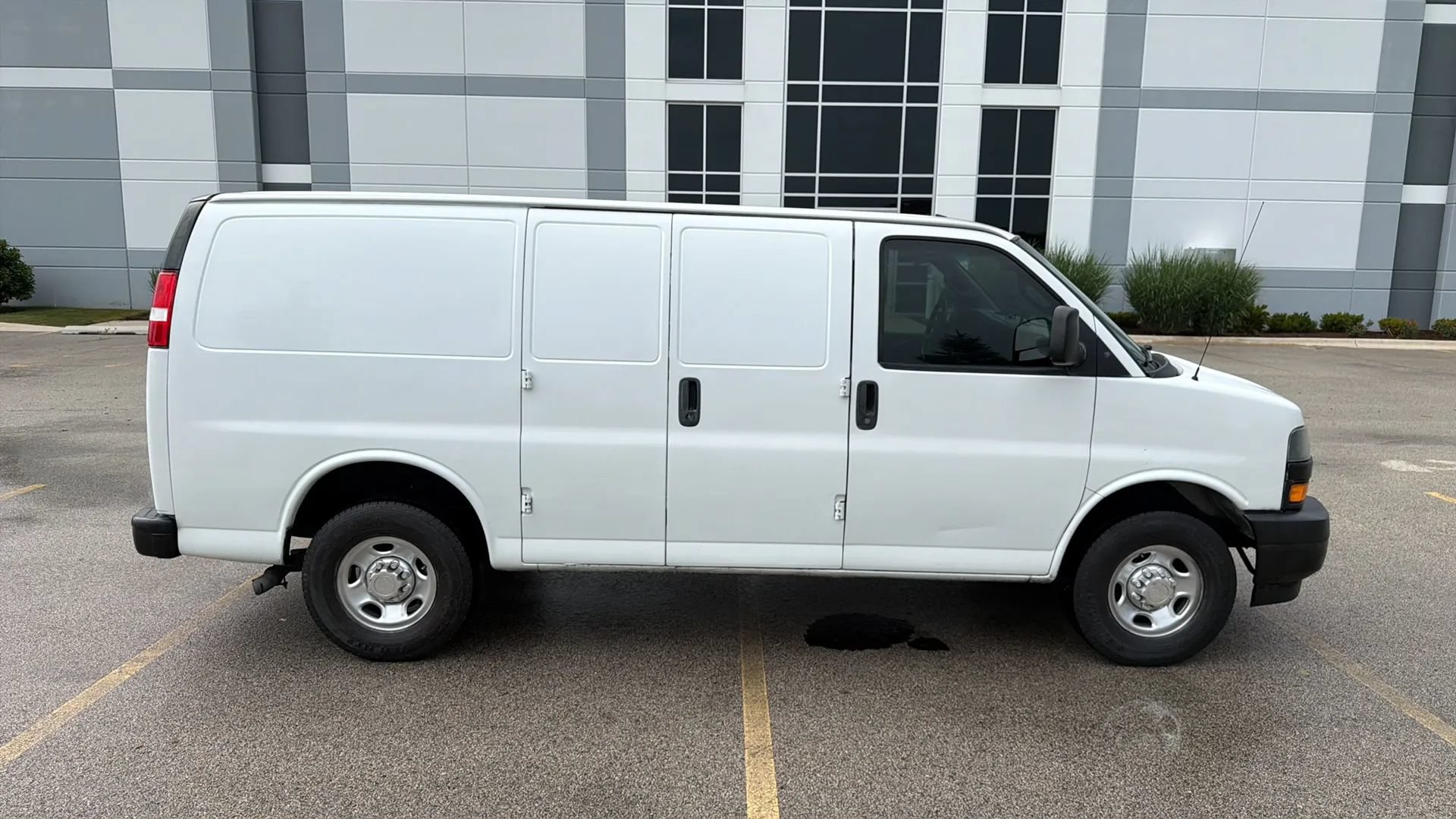 Used 2021 Chevrolet Express 3500 RWD image 4