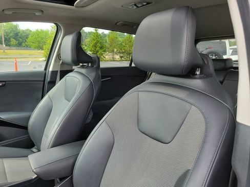 Used 2023 Kia Niro EX Touring FWD image 11