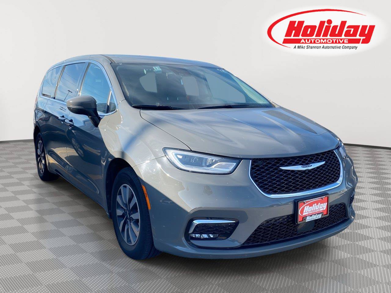 Used 2023 Chrysler Pacifica Touring-L FWD image 1