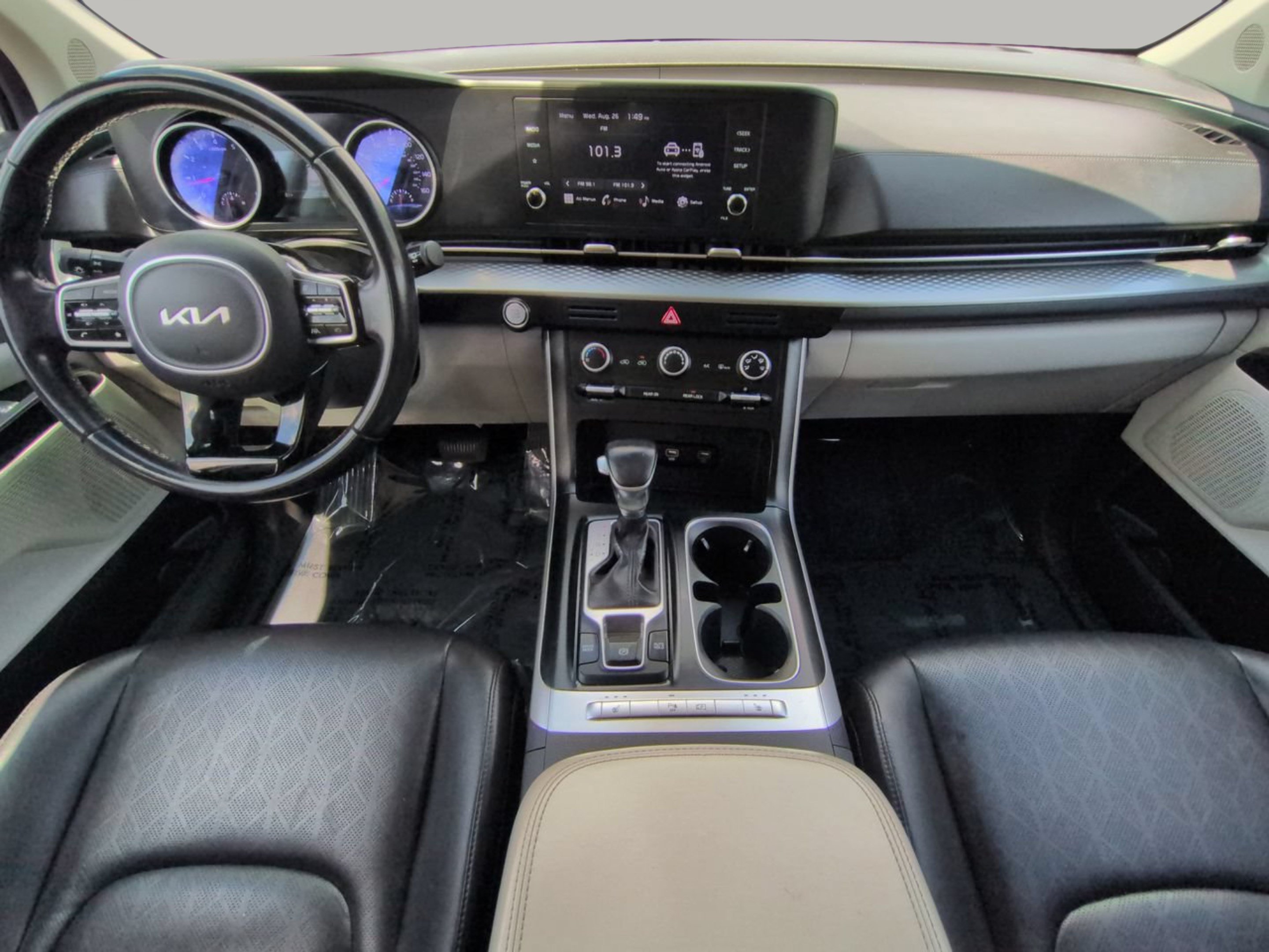 Used 2023 Kia Carnival LX FWD image 4