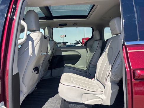 Used 2018 Chrysler Pacifica Limited w/ Tire & Wheel Group FWD image 18