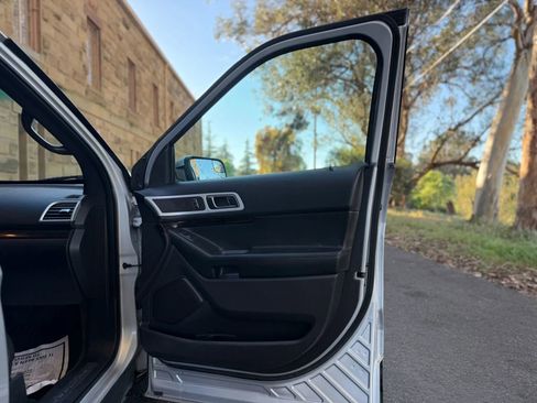 Used 2015 Ford Explorer Limited image 27