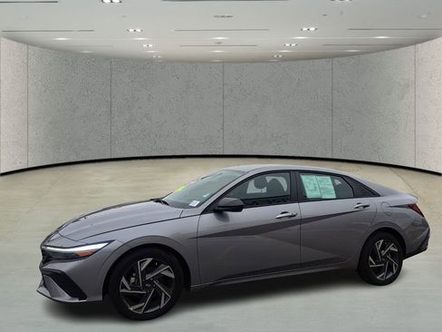 Used 2025 Hyundai Elantra Sport image 9