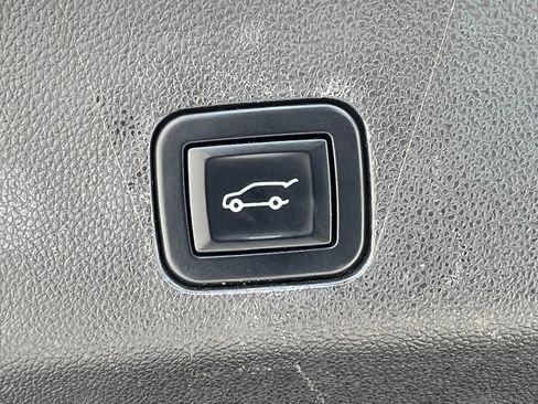 Used 2022 Chevrolet Suburban Premier w/ Premium Package image 17