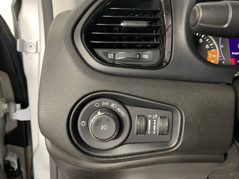 Used 2020 Jeep Renegade Altitude FWD image 17