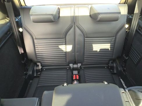 Used 2025 Land Rover Discovery Metropolitan Edition image 10