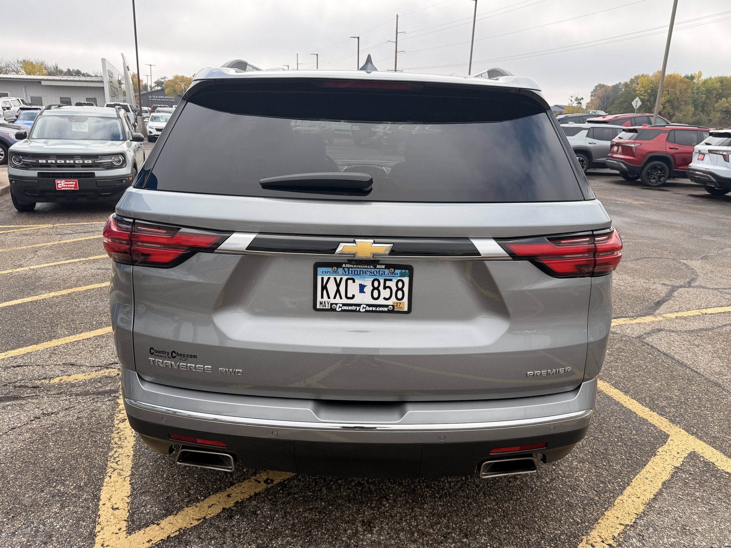 Used 2023 Chevrolet Traverse Premier AWD/4WD image 3