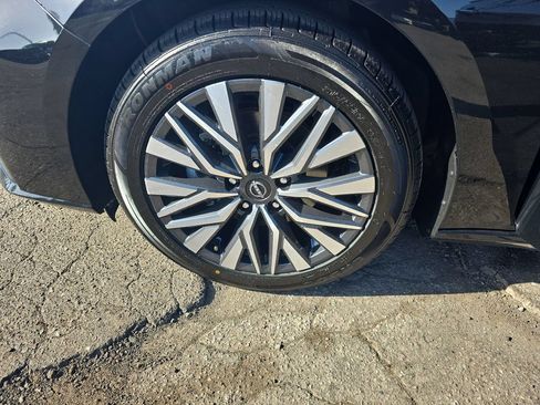 Used 2024 Nissan Altima 2.5 SV FWD image 23
