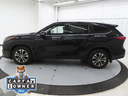 Used 2022 Toyota Highlander XLE AWD/4WD image 7