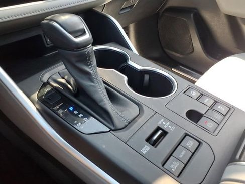 Used 2023 Toyota Highlander XLE image 18