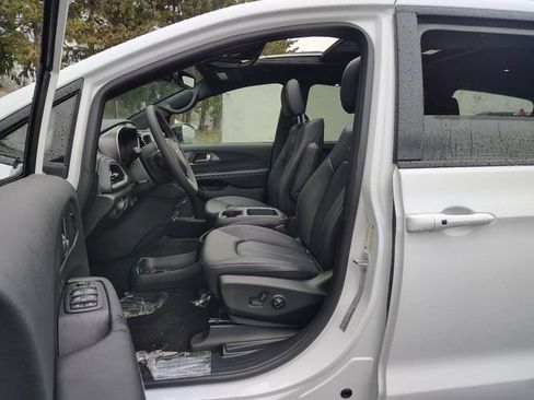 New 2026 Chrysler Pacifica Select AWD/4WD image 7