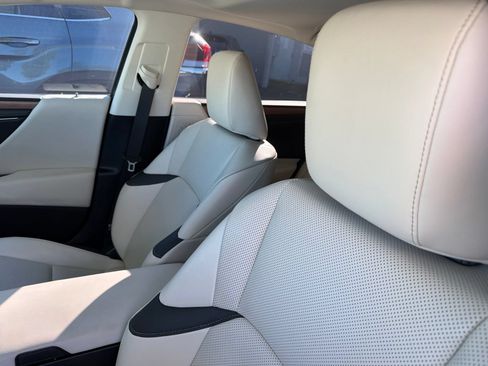 Used 2025 Lexus ES 300h w/ Premium Package FWD image 7