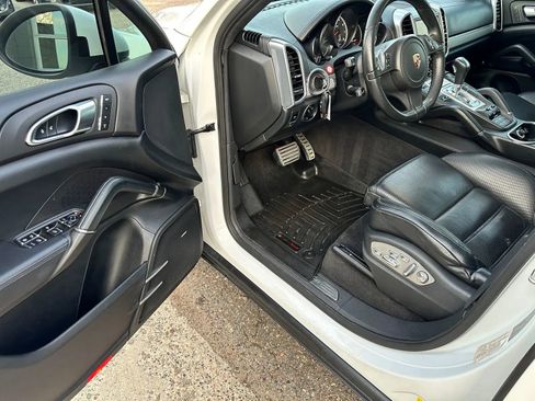 Used 2013 Porsche Cayenne Turbo image 9