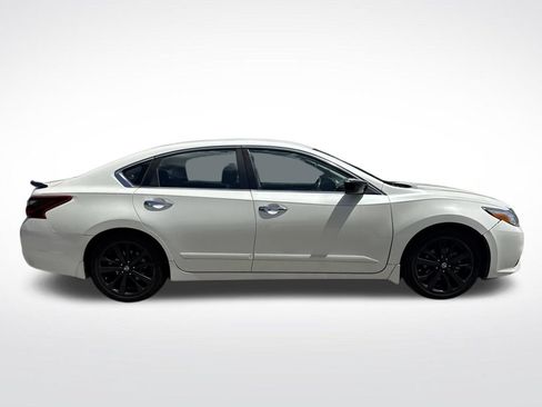 Used 2017 Nissan Altima 2.5 SR w/ Midnight Edition Package FWD image 4