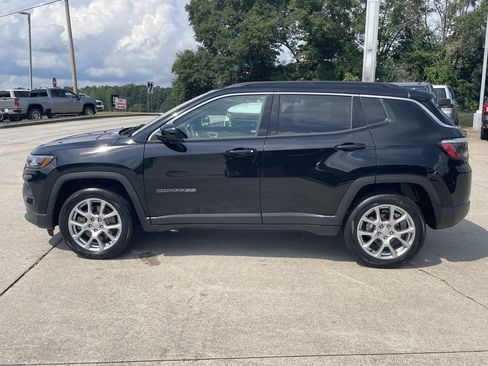 Used 2023 Jeep Compass Latitude AWD/4WD image 2