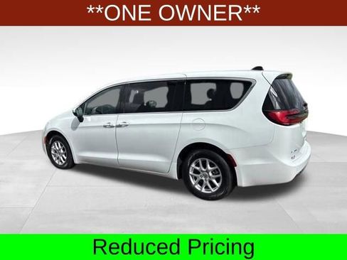 Used 2023 Chrysler Pacifica Touring FWD image 4