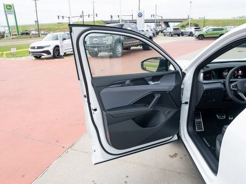 New 2026 Volkswagen Tiguan SE R-Line image 11