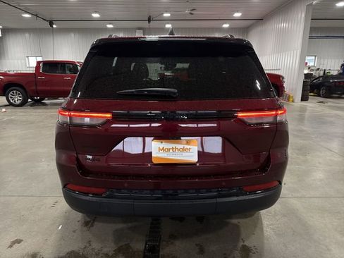 Used 2025 Jeep Grand Cherokee Altitude AWD/4WD image 7