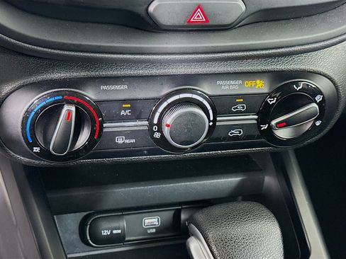 Used 2025 Kia Soul LX w/ LX Technology Package FWD image 23